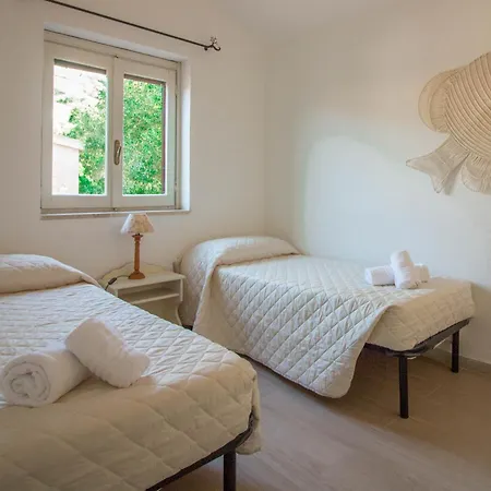 Lovely Sea View With Parking And Pool!